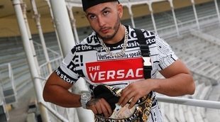 El inverosímil momento de Omar Montes con la prensa: es pillado con 15.000 euros en la riñonera