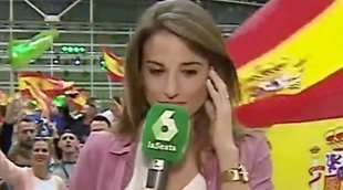 Abucheos y gritos de "fuera, fuera" a una reportera de laSexta en un mitin de VOX