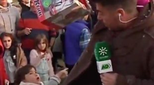 Una niña salva a un reportero de 'Andalucía Directo' de ser atropellado por un camión en la Cabalgata de Reyes