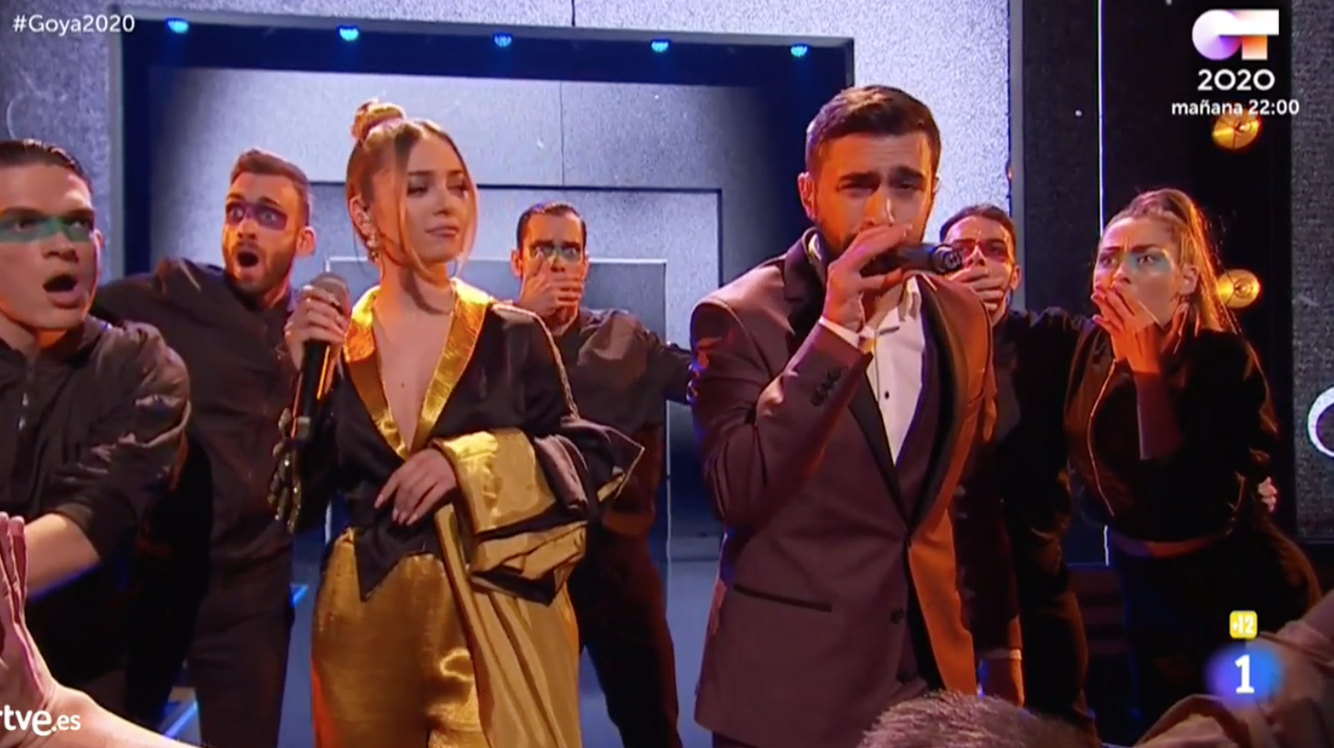 Esto empieza con un rap. ¿Qué puede salir mal?