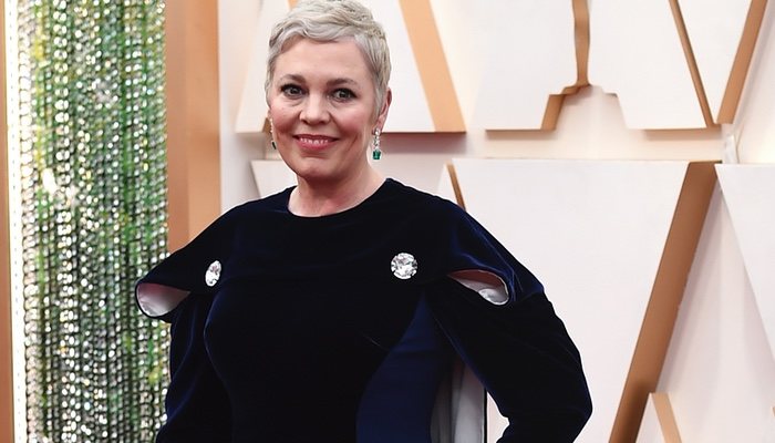 Arrodíllense. La reina Olivia Colman ya ha llegado