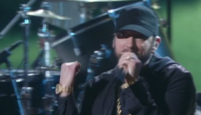 Eminem salta al escenario y sorprende interpretando la oscarizada 