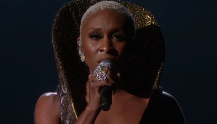 Cynthia Erivo se sube al escenario para interpretar
