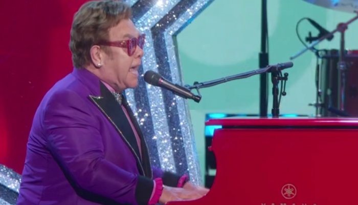 Elton John interpreta