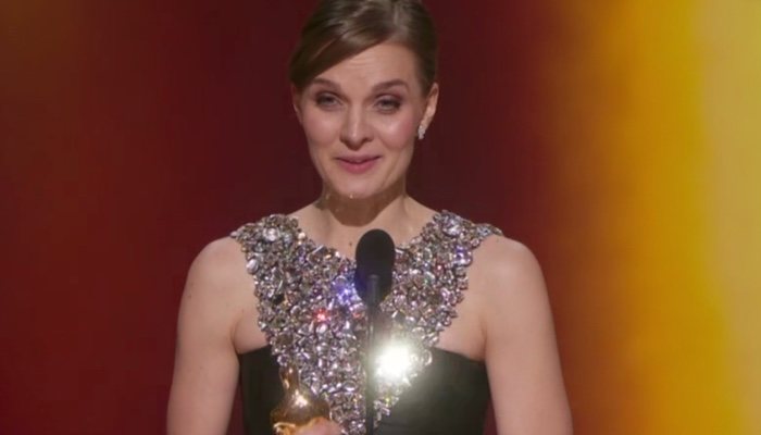 Esta mujer es tan linda que solo queremos abrazarla <3 ¡Enhorabuena por el Oscar a Mejor Banda Sonora Original por 