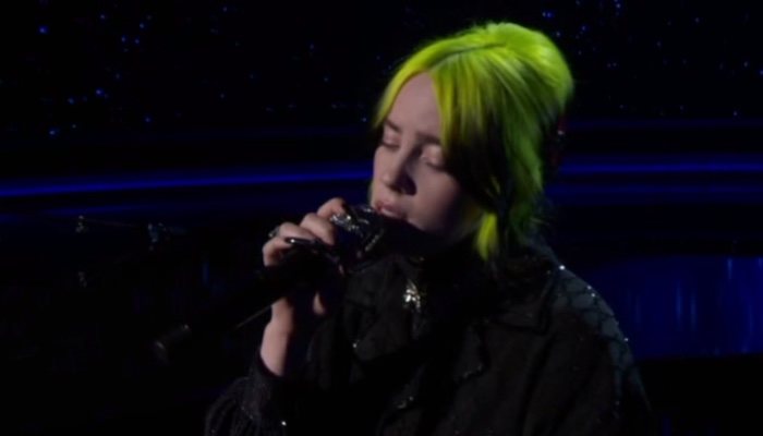 Billie Eilish pone la nota emotiva a la gala cantando