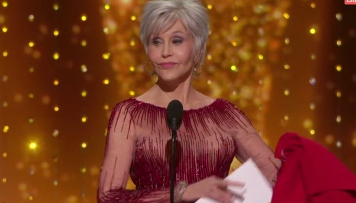 Jane Fonda levanta a toda la audiencia del Dolby Theatre en su aparición para presentar el Oscar a Mejor Película