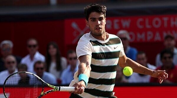 Alcaraz gana a Munar en Queen's liderando por partida doble