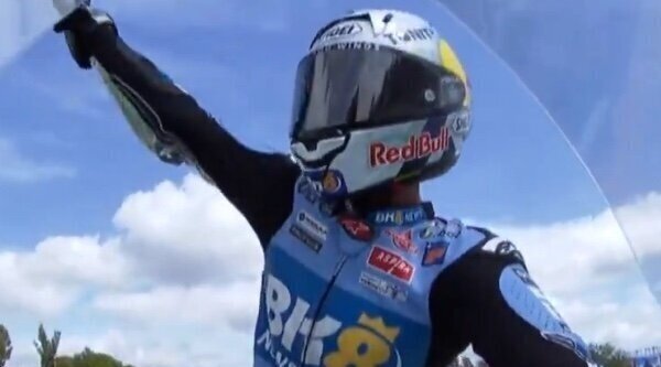 Cuatro (7,4%) supera a Telecinco (6,6%) en la sobremesa, que cae a cuarta opción