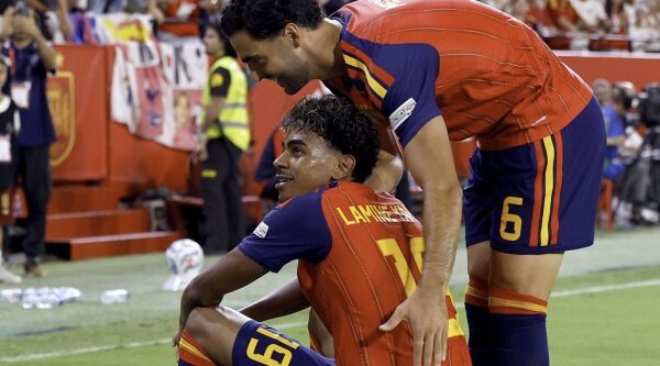 La 1 barre en prime time con el fútbol, pero luego es superada por Cuatro en late night