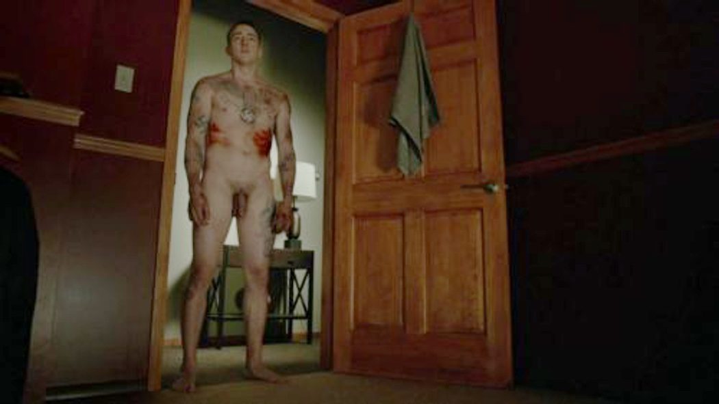 Chris Coy, completamente desnudo, enseña el pene en 'Banshee'