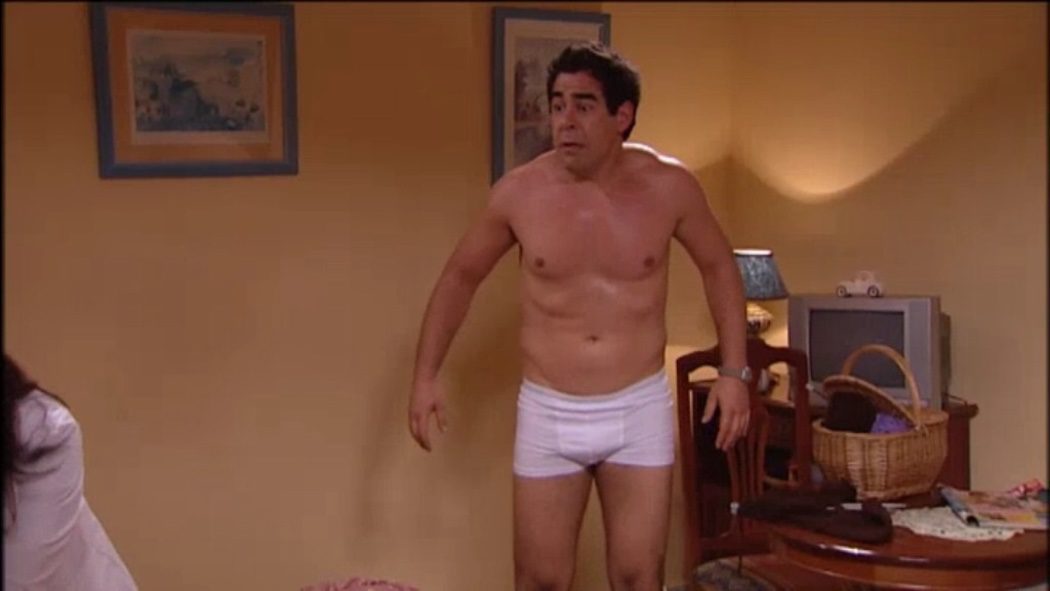 Pablo Chiapella, desnudo, marcando paquete en 'La que se avecina'