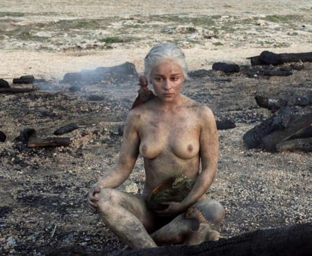 Emilia Clarke, desnuda, enseña las tetas con sus dragones en 'Juego de...