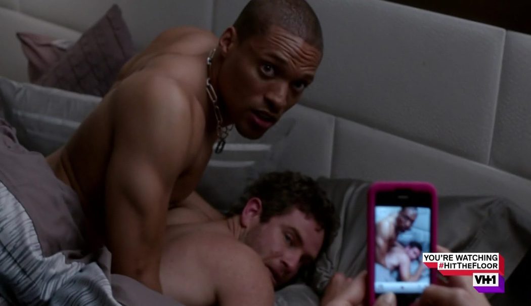 Bernard Curry y Cleo Anthony, desnudos, practicando sexo gay en 'Hit t...