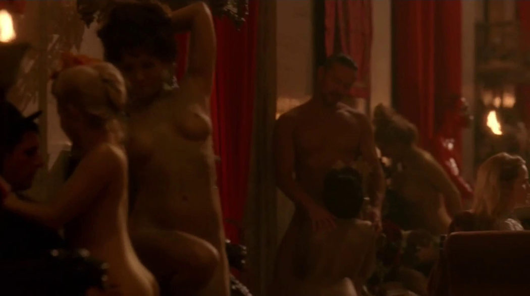 Varios personajes del reparto de 'Wetsworld', completamente desnudos, mantienen una escena de sexo
