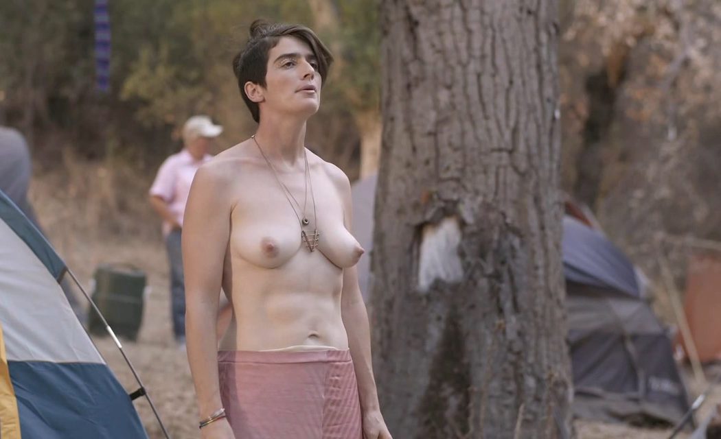 Gaby Hoffmann, desnuda, muestra las tetas en 'Transparent'