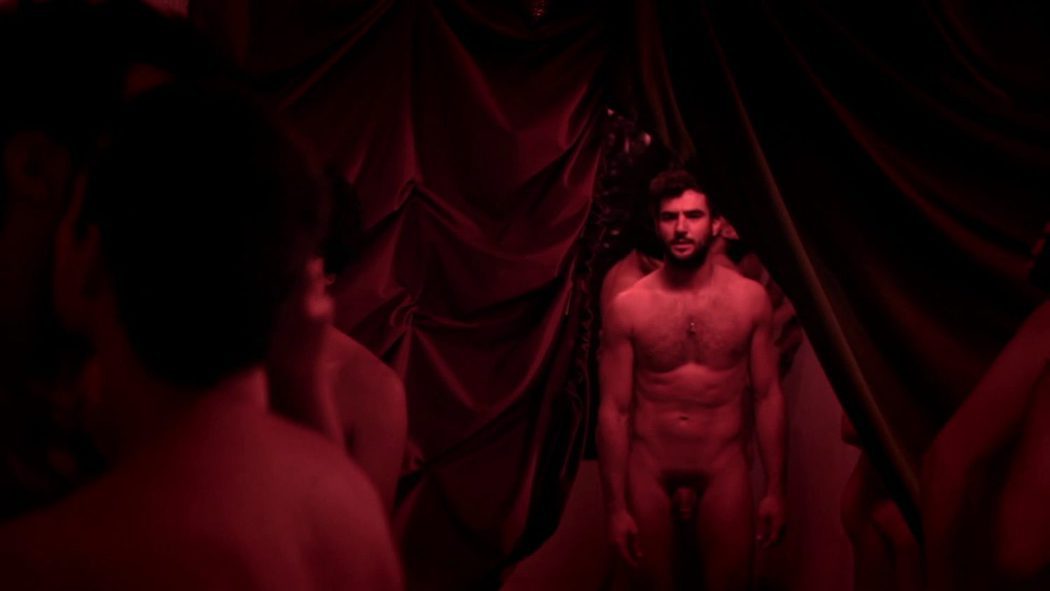 Antonio Velázquez, desnudo integral, enseña el pene en "Cuatro lunas"