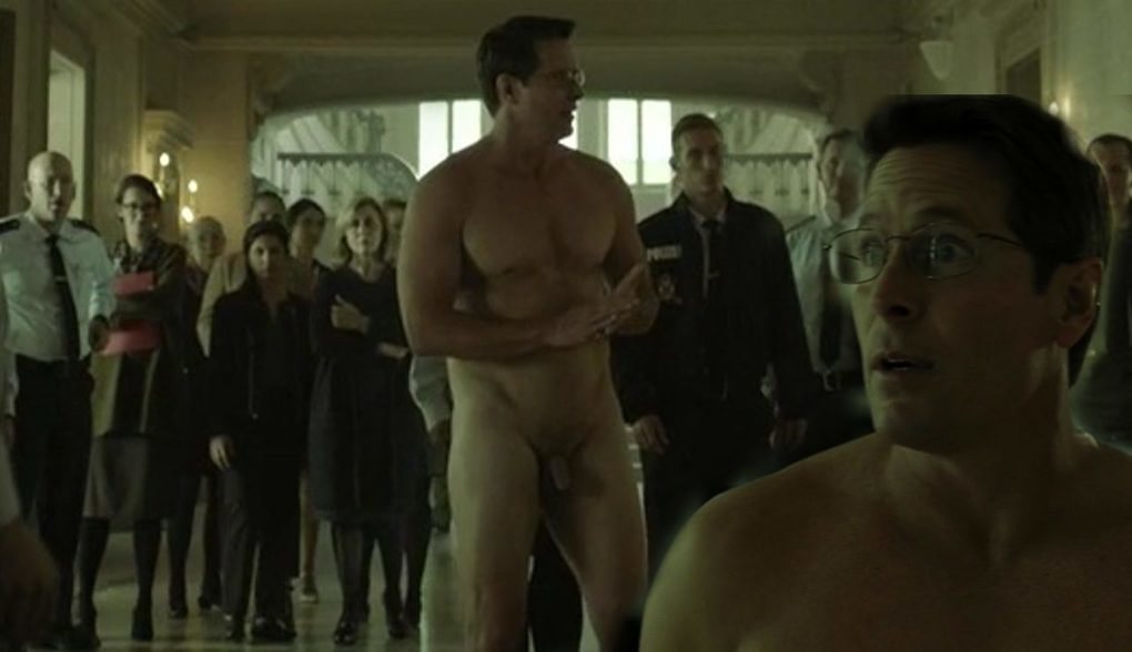 Chris Conrad, desnudo integral, enseña el pene en 'Patriot' .