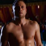 Max Riemelt, totalmente desnudo, enseña el pene en 'Sense8'