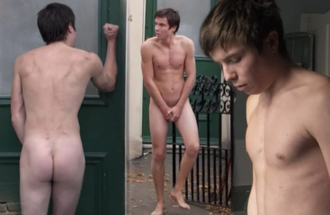 Joe Dempsie, completamente desnudo, enseña el culo en 'Skins'