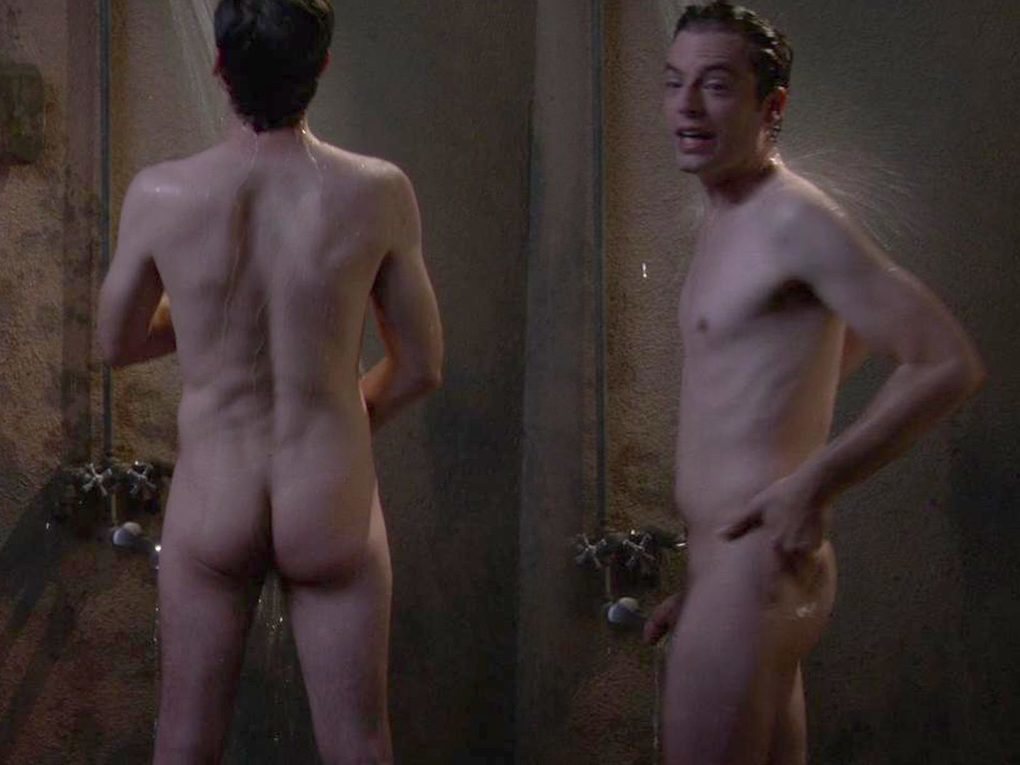 Justin Kirk, completamente desnudo, enseña el pene y el culo en 'Weeds...