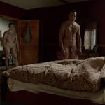 Chris Coy, completamente desnudo, enseña su pene en 'Banshee'