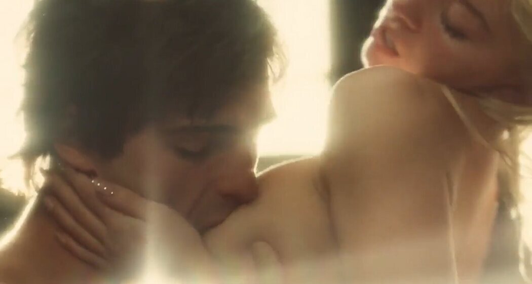 Nate besa el pecho de Cassie en la segunda temporada de 'Euphoria'