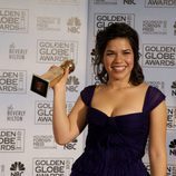 America Ferrera posa con el Globo de Oro por mejor actriz en Betty la fea