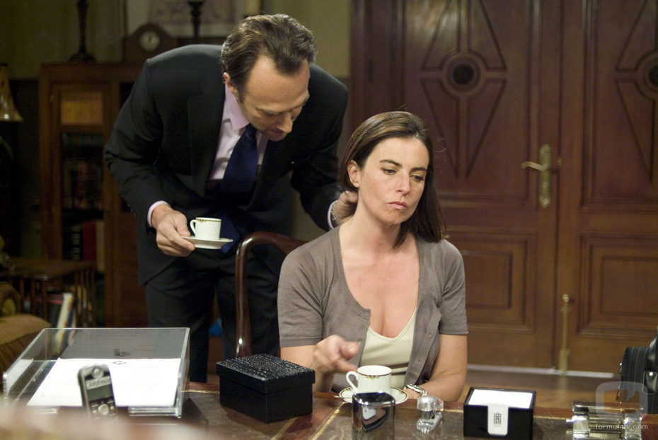 Carlos Leal molesta a Lola Baldrich en 'El internado'