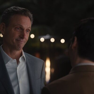Tony Goldwyn en Capítulo 1 titulado 'Una Chica Grande y Valiente' de 'Hacks'