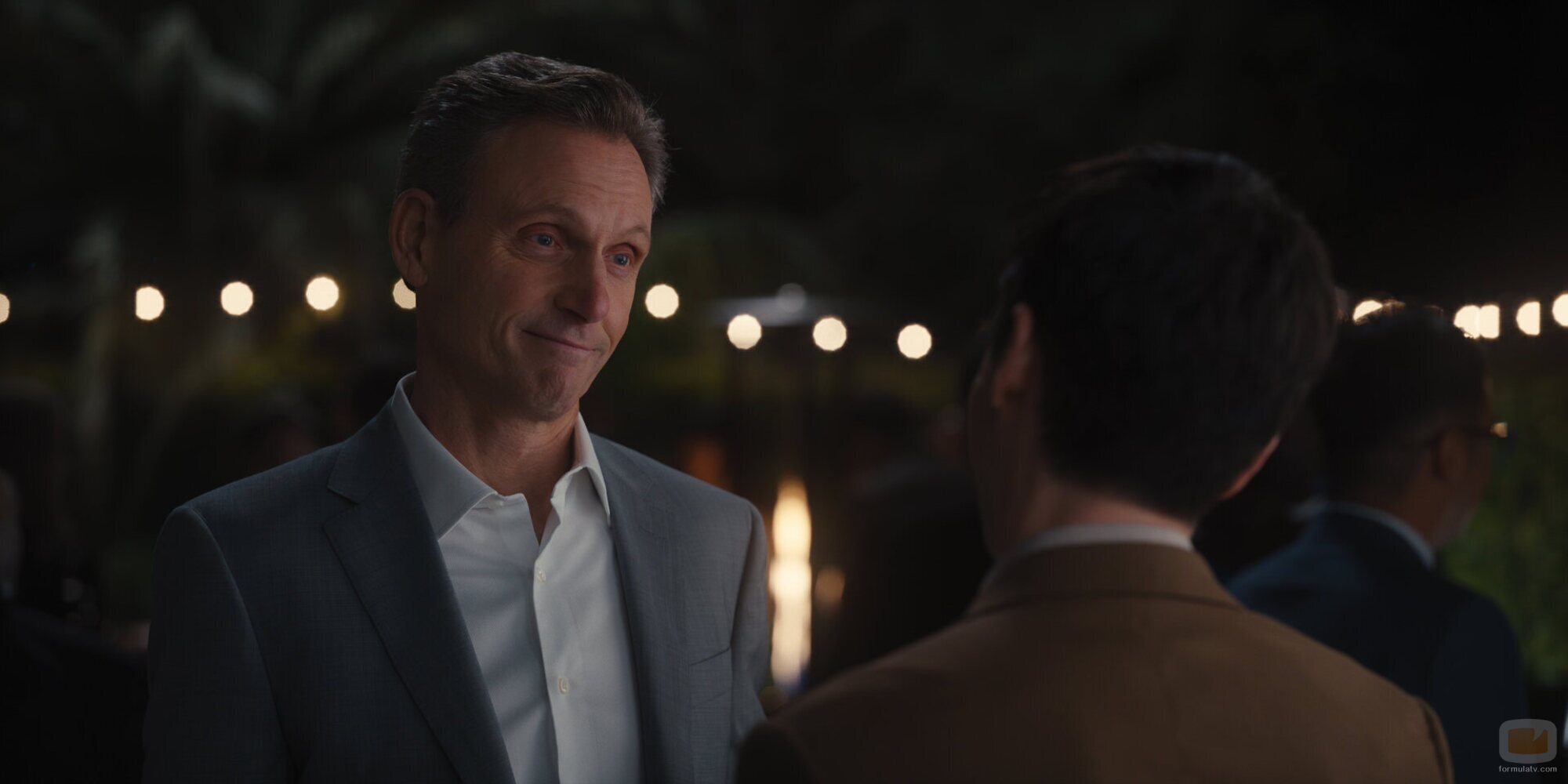 Tony Goldwyn en Capítulo 1 titulado 'Una Chica Grande y Valiente' de 'Hacks'