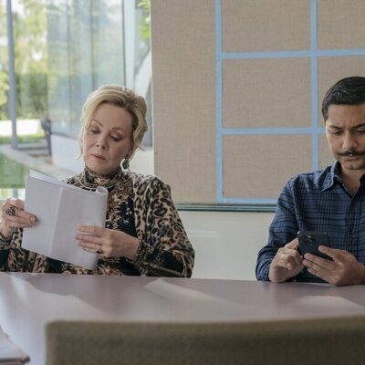 Mark Indelicato y Jean Smart en 'Chicas de Portada' de 'Hacks'