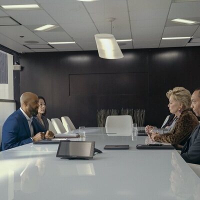 Jean Smart y Carl Clemons-Hopkins en la temporada 4 y el capítulo 02 de 'Hacks'