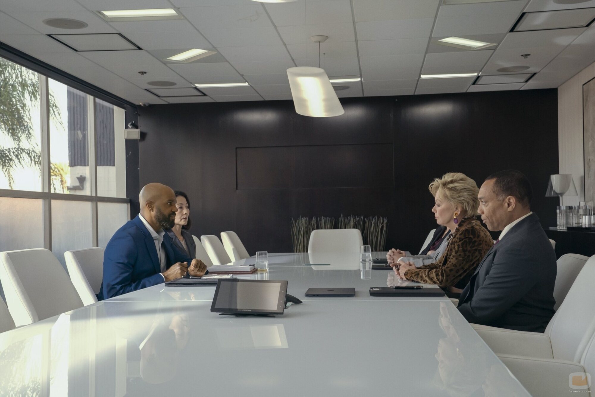 Jean Smart y Carl Clemons-Hopkins en la temporada 4 y el capítulo 02 de 'Hacks'