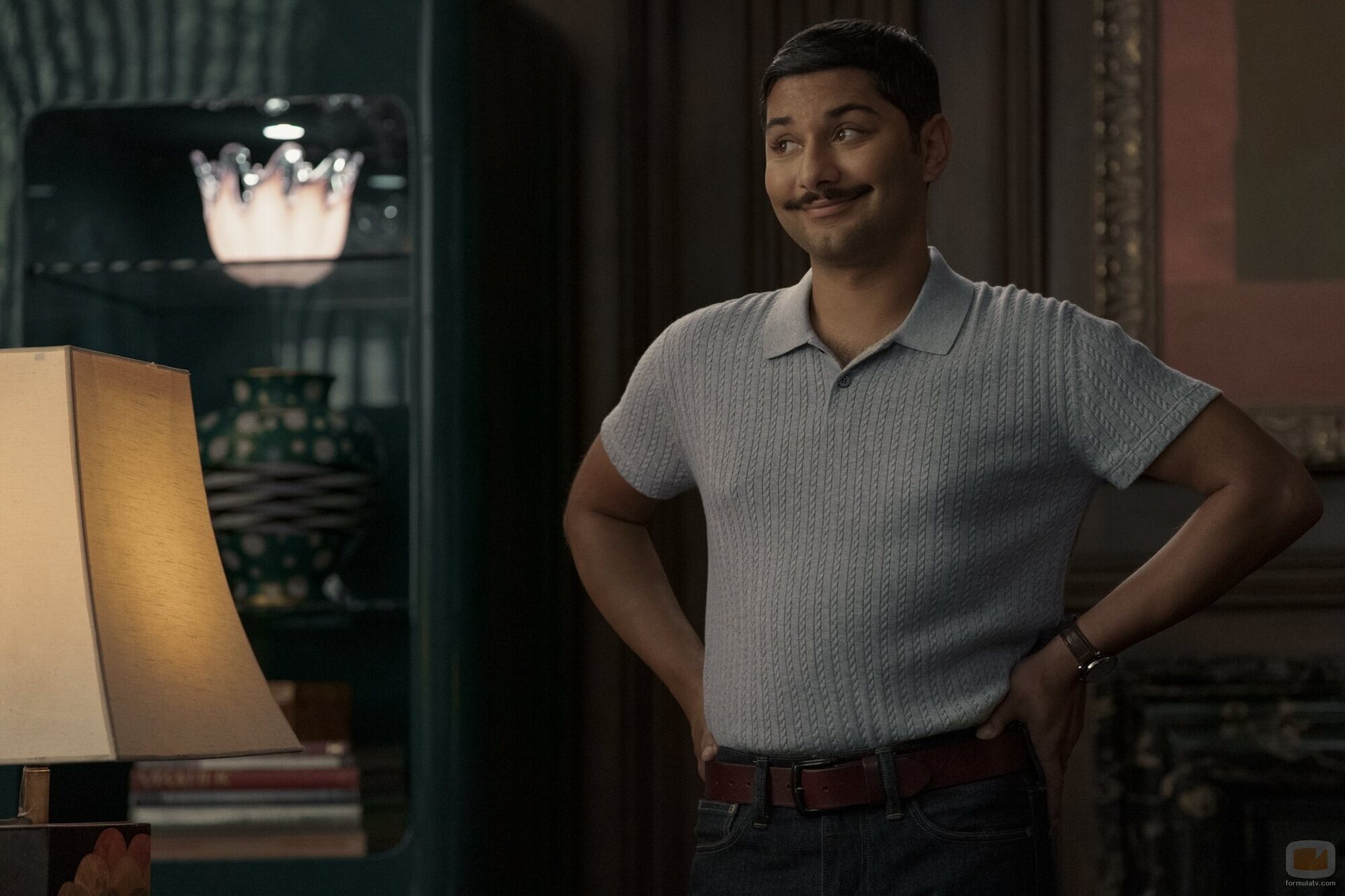 Mark Indelicato en Capítulo 2 titulado 'Chicas de Portada' de 'Hacks'