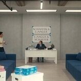 Escena de Paul W. Downs en 'Chicas de Portada' de 'Hacks'