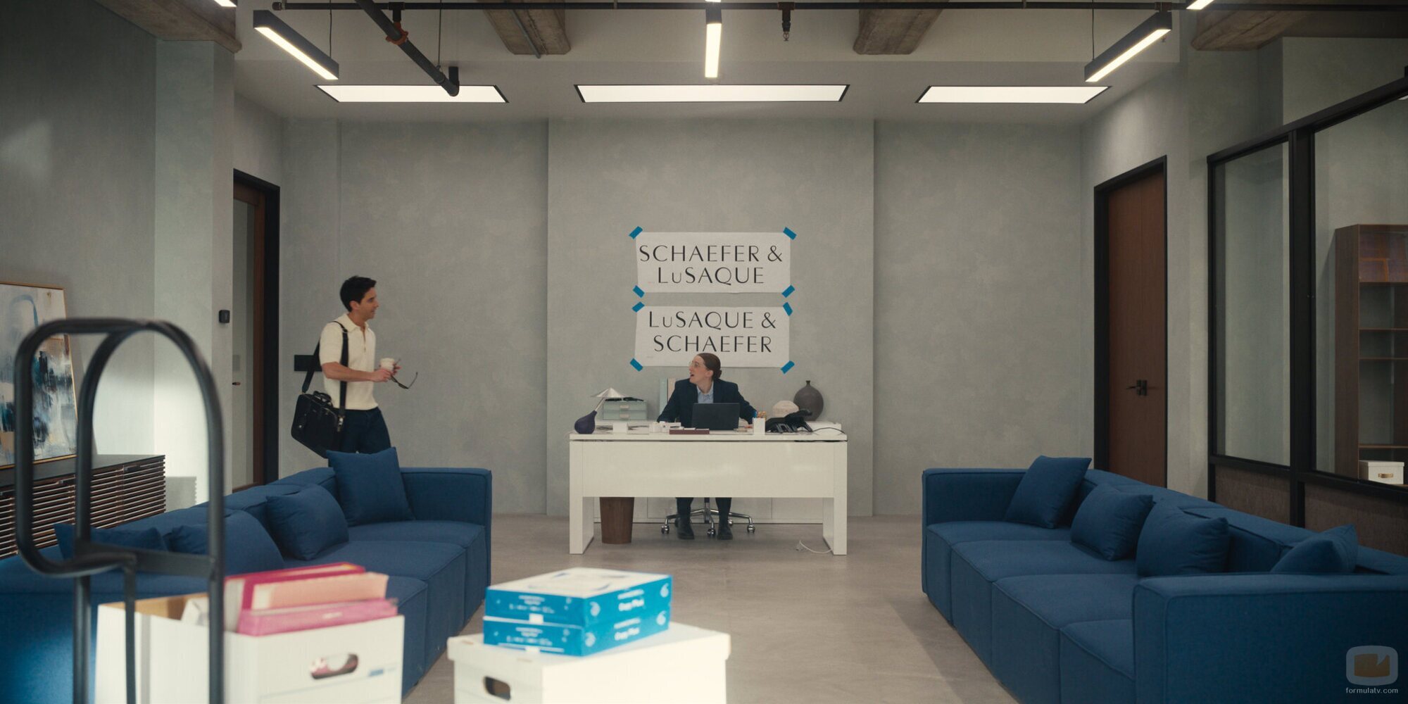 Escena de Paul W. Downs en 'Chicas de Portada' de 'Hacks'