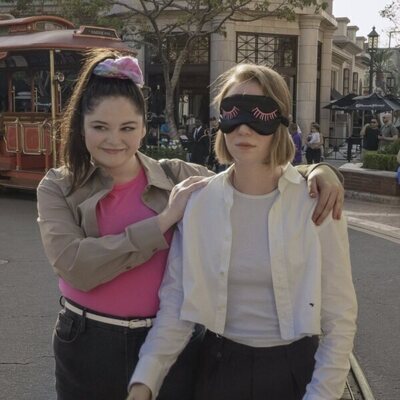 Hannah Einbinder y Megan Stalter en la temporada 4 y el capítulo 02 de 'Hacks'