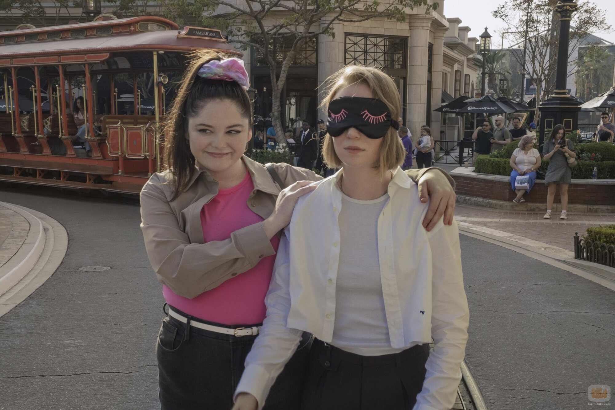 Hannah Einbinder y Megan Stalter en la temporada 4 y el capítulo 02 de 'Hacks'