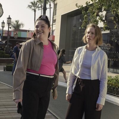 Hannah Einbinder y Megan Stalter en 4x02 'Chicas de Portada' de 'Hacks'