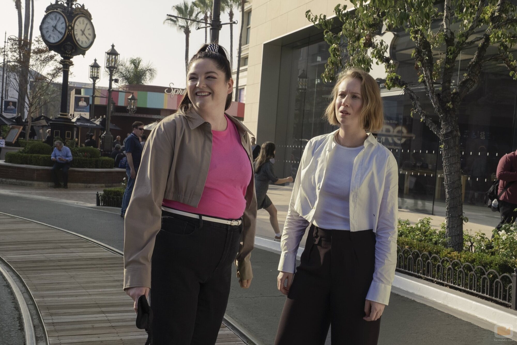 Hannah Einbinder y Megan Stalter en 4x02 'Chicas de Portada' de 'Hacks'