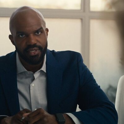 Carl Clemons-Hopkins en 'Chicas de Portada' de 'Hacks'