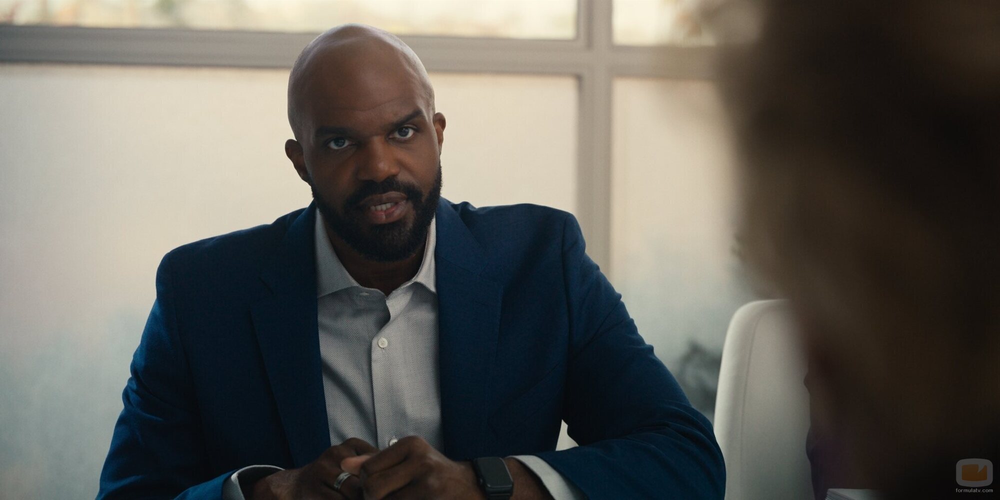 Carl Clemons-Hopkins en 'Chicas de Portada' de 'Hacks'