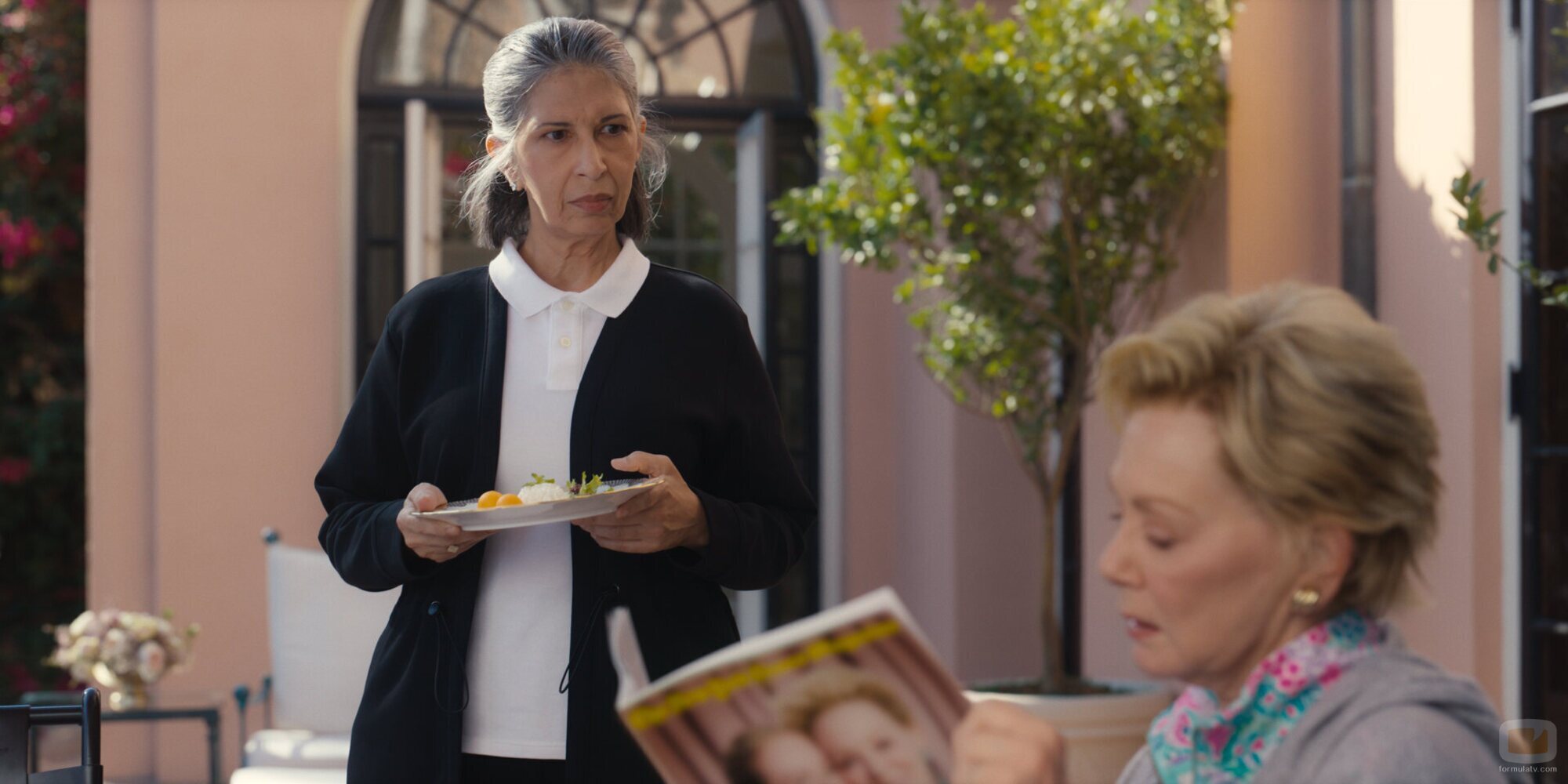 Jean Smart y Rose Abdoo en la temporada 4 y el capítulo 02 de 'Hacks'