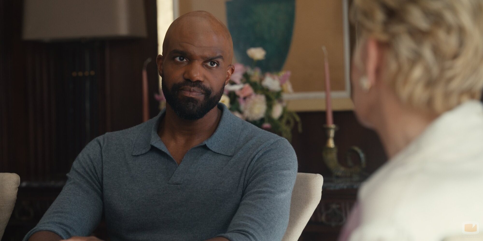 Foto de Carl Clemons-Hopkins en 'Chicas de Portada' de 'Hacks'