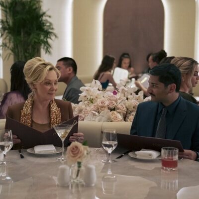 Mark Indelicato y Jean Smart en la temporada 4 y el capítulo 04 de 'Hacks'