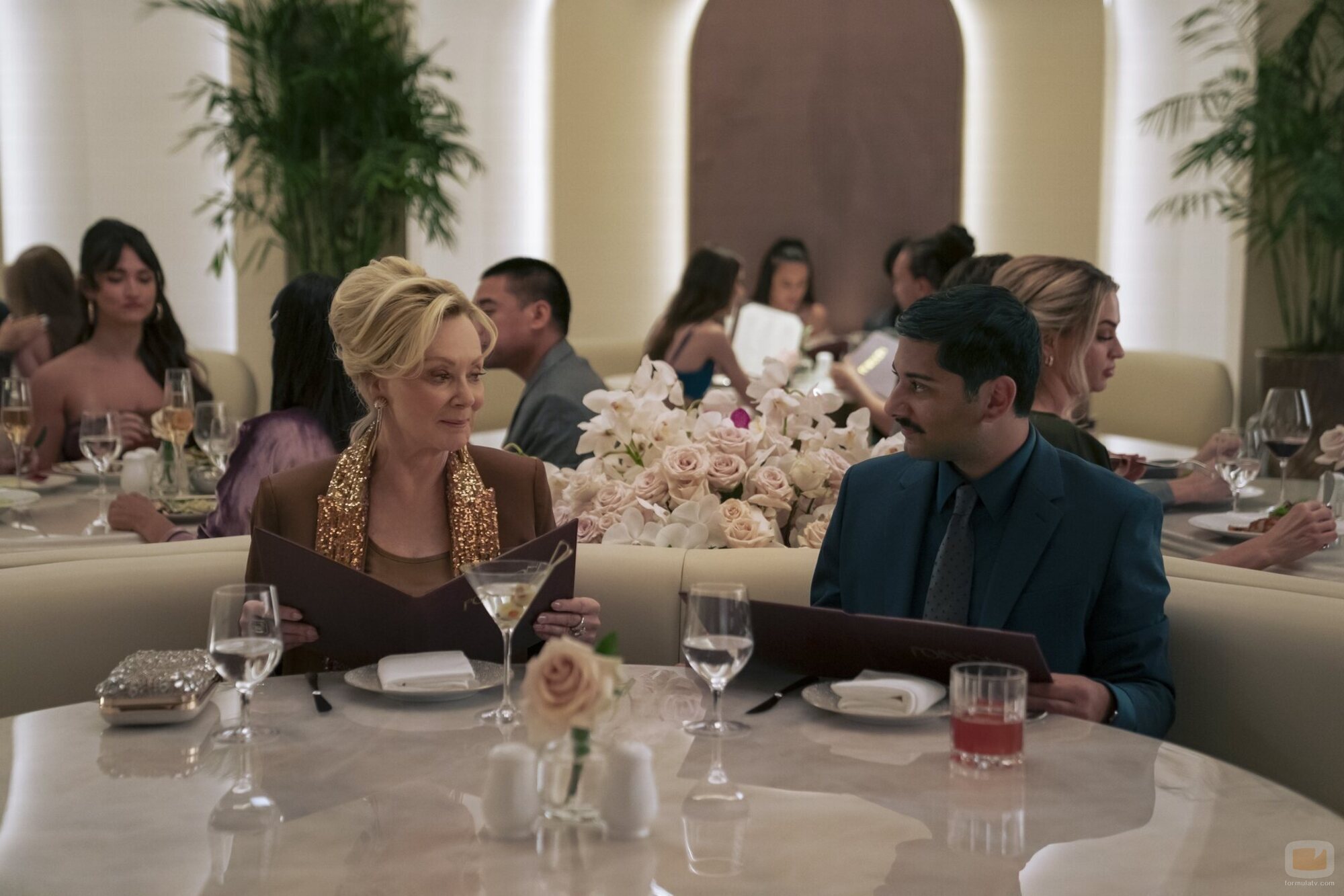 Mark Indelicato y Jean Smart en la temporada 4 y el capítulo 04 de 'Hacks'