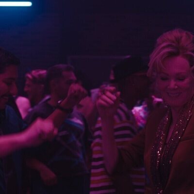 Mark Indelicato y Jean Smart en 4x04 'Amo Los Ángeles' de 'Hacks'