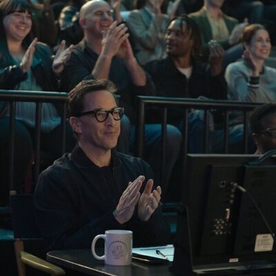 Dan Bucatinsky en la temporada 4 y el capítulo 04 de 'Hacks'