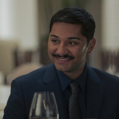 Mark Indelicato en 4x04 titulado 'Amo Los Ángeles' de 'Hacks'